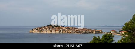 Vista panoramica dell'idilliaco villaggio di Primosten in Croazia e della costa adriatica Foto Stock