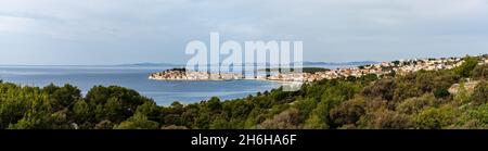 Vista panoramica dell'idilliaco villaggio di Primosten in Croazia e della costa adriatica Foto Stock