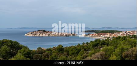 Vista panoramica dell'idilliaco villaggio di Primosten in Croazia e della costa adriatica Foto Stock