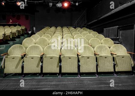 Immagine di un piccolo auditorium con poltrone verdi Foto Stock