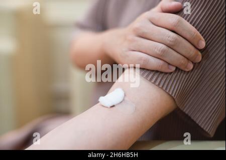 una donna in gravidanza preleva il sangue da una ferita da iniezione sul braccio di una paziente. Foto Stock