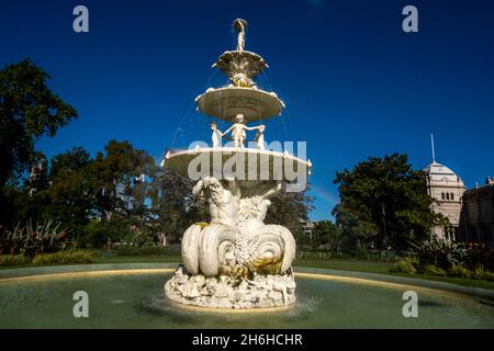 La Fontana di Hochgurtel e l'edificio della Royal Exhibition nei Carlton Gardens, Melbourne, Victoria, Australia. Foto Stock
