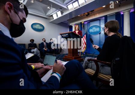 Washington, Stati Uniti. 15 Nov 2021. Il segretario della Casa Bianca Jen Psaki parla a un briefing stampa nella Sala Stampa della Casa Bianca. Credit: SOPA Images Limited/Alamy Live News Foto Stock