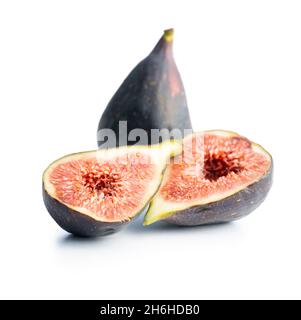 Fichi freschi maturi isolati su sfondo bianco. Foto Stock