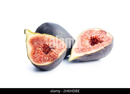 Fichi freschi maturi isolati su sfondo bianco. Foto Stock