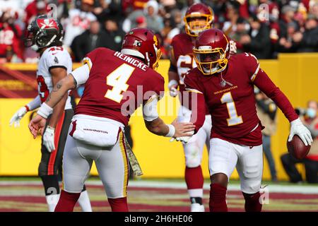 14 novembre 2021; Landover, MD USA; Washington Football Team quarterback Taylor Heinicke (4) celebra un touchdown con il ricevitore ampio DeAndre carter (1) Foto Stock