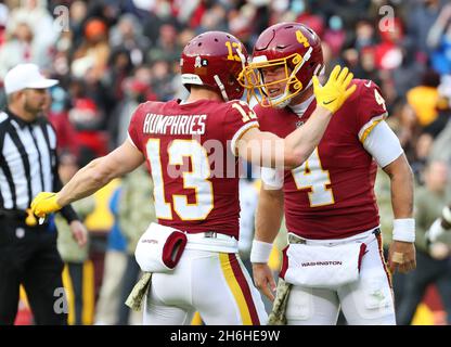 14 novembre 2021; Landover, MD USA; Washington Football Team quarterback Taylor Heinicke (4) festeggia con l'ampio ricevitore Adam Humphries (13) nel 4 Foto Stock