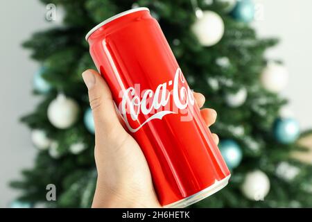 Odessa, Ucraina - 20 ottobre 2021: Composizione di albero di Natale realizzata con lattine di Coca-Cola, primo piano Foto Stock