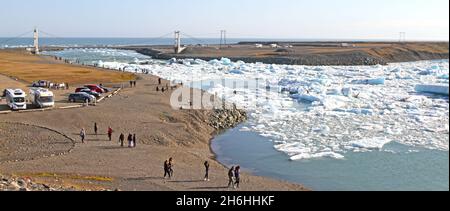 Jokulsarlon, Islanda il 30 luglio 2021: Glacier Lagoon Jokulsarlon vista sul ponte e parcheggio Foto Stock