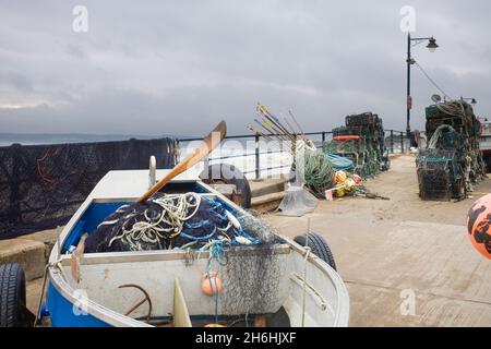 Barche da pesca e reti sulla spiaggia a Filey nel North Yorkshire Foto Stock