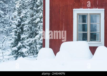 Cumulo di neve di fronte a casa in legno Foto Stock