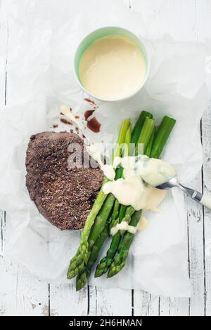 Bistecca di filetto con asparagi e salsa di ollandaise Foto Stock