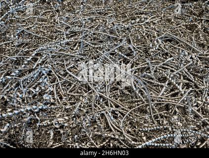 Primo piano di molti trucioli metallici. Metallo rasature astratta texture. Foto di alta qualità Foto Stock