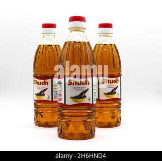 Noida , utter pardesh , India - ottobre 18 2021 , bottiglie di olio di Musterd , una foto di bottiglie di olio di Musterd su sfondo bianco con fuoco selettivo in n Foto Stock