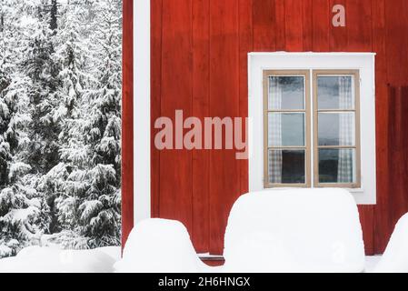 Cumulo di neve di fronte a casa in legno Foto Stock