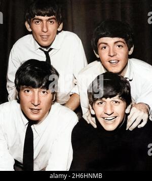 The Beatles - Studio Photo, scannerizzato da una fotografia originale in bianco e nero risalente agli anni '1960s e 'colorato' in Photoshop. Fotografo sconosciuto. Foto Stock