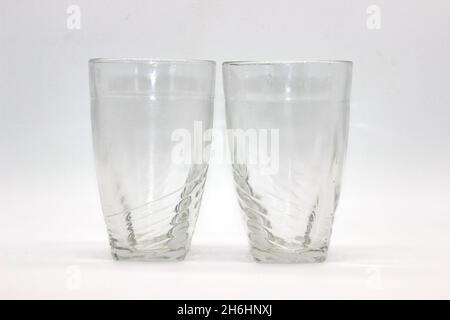 Bicchieri in vetro isolati su sfondo bianco con messa a fuoco selettiva Foto Stock
