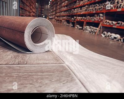 Linoleum. Un rotolo di linoleum si trova nel magazzino dei pavimenti Foto  stock - Alamy