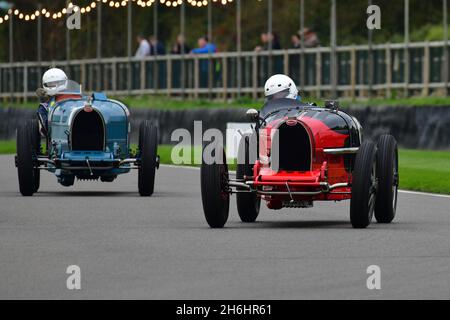 Un tipo 51 inseguito da un tipo 35B, Tim Dutton, una magnifica vista, Bugatti tipo 51, Lukas Halusa, Bugatti tipo 35B, Trofeo Earl Howe, due posti G Foto Stock