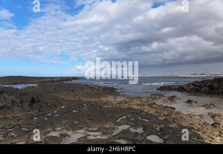 Paesaggi intorno faro Faro de Toston vicino al villaggio El Cotillo nel comune di la Oliva di Fuerteventura, Isole Canarie Foto Stock