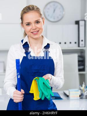 Donna di lavoro pronta per l'ufficio pendente Foto Stock