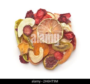 Vista dall'alto di frutta secca a fette assortite e bacche isolate su bianco Foto Stock