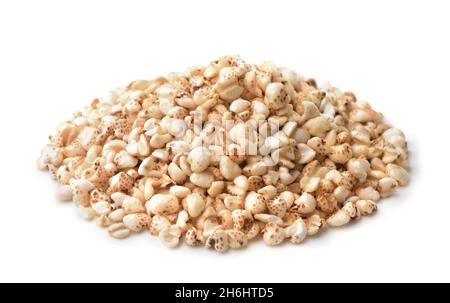 Mucchio di grano saraceno soffiato isolato su bianco Foto Stock