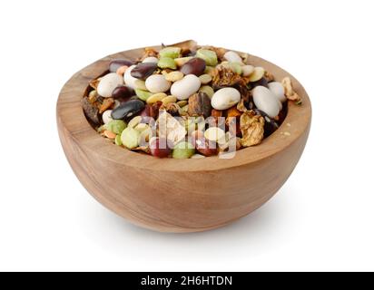 I fagioli secchi e la zuppa di verdure si mescolano in un recipiente di legno isolato su bianco Foto Stock