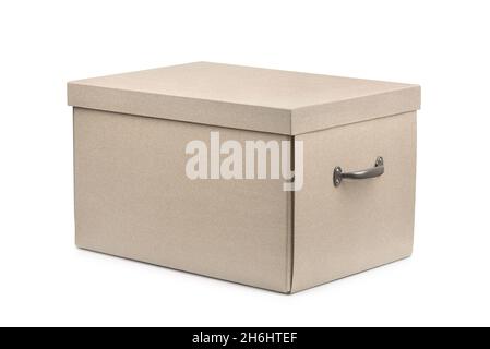 Scatola in cartone beige con coperchio e maniglie isolate su bianco Foto Stock