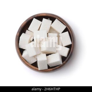 Vista dall'alto di cubetti di zucchero bianco e raffinato in ciotola di legno isolata su bianco Foto Stock