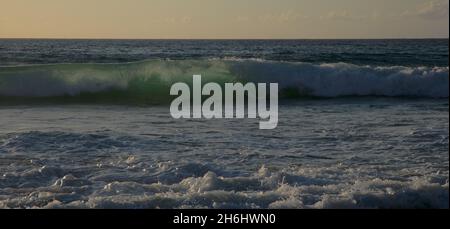 Fuerteventura, costa occidentale, onde oceaniche potenti al tramonto, parzialmente traslucide Foto Stock