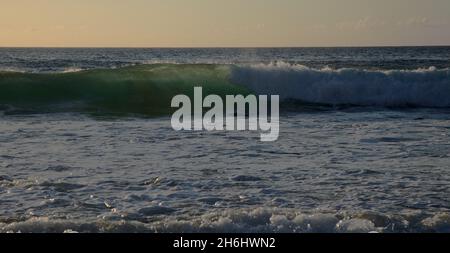 Fuerteventura, costa occidentale, onde oceaniche potenti al tramonto, parzialmente traslucide Foto Stock