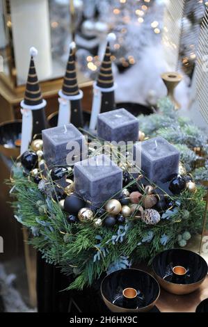 Decorazioni natalizie all'interno. Una corona d'avvento con quattro candele grigie Foto Stock