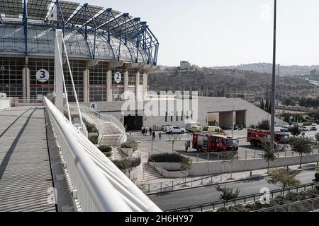 Gerusalemme, Israele. 16 novembre 2021. Il Ministero della Difesa di Israele conduce un'esercitazione per testare la risposta del paese al terrorismo usando un'arma radiologica della bomba sporca al Teddy Stadium. Credit: NIR Alon/Alamy Live News Foto Stock