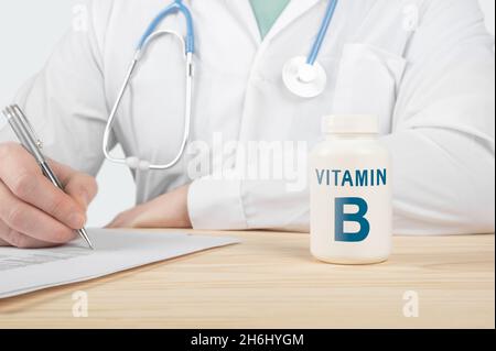 Vitamine e integratori per la salute umana. Il medico raccomanda l'assunzione di vitamina B. il medico parla dei benefici della vitamina B. vitamine essenziali e minera Foto Stock