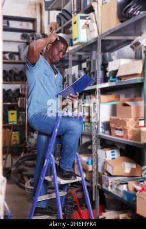 Lavoratore che prende l'inventario in negozio Foto Stock