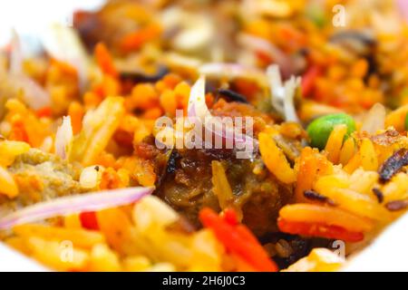 Un'immagine della ricetta di Veg biryani con focus selettivo Foto Stock