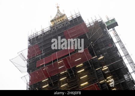 Torre dell'orologio Big ben e ponteggi in fase di ristrutturazione a Westminster Londra Inghilterra Gran Bretagna Novembre 2021 KATHY DEWITT Foto Stock