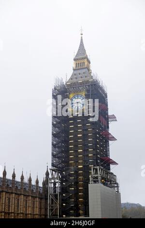 Torre dell'orologio Big ben e ponteggi in fase di ristrutturazione a Westminster Londra Inghilterra Gran Bretagna Novembre 2021 KATHY DEWITT Foto Stock