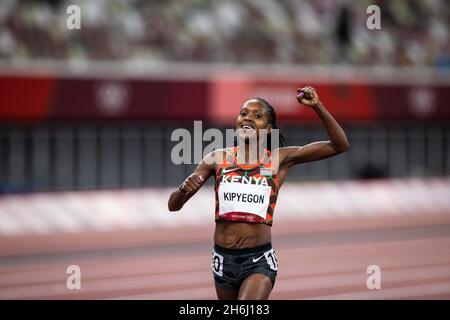 Faith Kipyegon del Kenya vince la finale di 1500 m nei Giochi Olimpici di Tokyo del 2020. Foto Stock