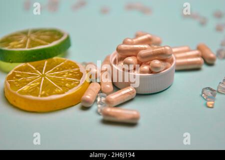 Molte pillole su uno sfondo colorato. Integratori e farmaci che sono buoni per la vostra salute Foto Stock