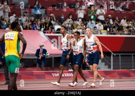 La squadra di staffetta Mens 4x100m della Gran Bretagna si è detta d'argento nelle olimpiadi di Tokyo. Mitchell-Blake, Kitty, Utah, Hughes. Foto Stock