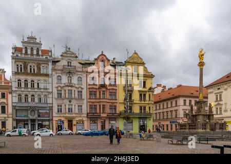 Pilsen, Repubblica Ceca - 24 Settembre, 2021: Vista degli edifici colorati e della colonna della peste della Vergine Maria sulla Piazza della Repubblica di Pilsen Foto Stock