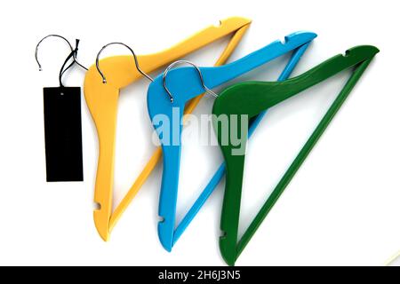 Appendiabiti in legno con etichetta in carta nera isolata su sfondo bianco. Etichetta di abbigliamento, etichetta modello mockup vuoto, per posizionare il tuo disegno. black friday Foto Stock