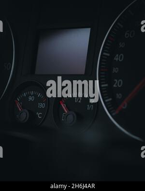 Scatto verticale del tachimetro e del contagiri di un'auto su sfondo nero Foto Stock