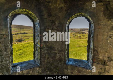 Guardando attraverso gli archi del Tempio di Solomond`s sulla cima di Grin Low Hill nel Peak District. Preso 2 Nov 2021. Foto Stock