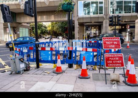 Victoria Westminster London Inghilterra UK, 7 novembre 2021, Temporary Road Works to A Pedestrian Crossing on Victoria Street London Wwith No People Foto Stock