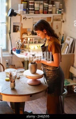 Artigianato ceramica ceramica creazione: Donna artista plasmare e modellare  vasellame da argilla cruda Foto stock - Alamy