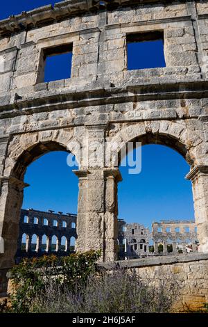 Pula, Croazia - 27 ottobre 2021: Vista dell'Arena Pula in Istria nel nord-est della Croazia Foto Stock