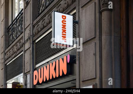 VALENCIA, SPAGNA - 15 NOVEMBRE 2021: Dunkin è una multinazionale americana di caffè e ciambelle Foto Stock